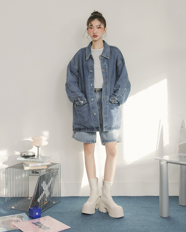 D+AF 愛豆偶像風素面厚底瘦瘦短靴穿搭，簡約俐落鞋型搭配厚底設計，修飾腿型線條不顯笨重，顯瘦又好搭，適合日常出門與休閒穿搭的韓系顯腿長短靴推薦。