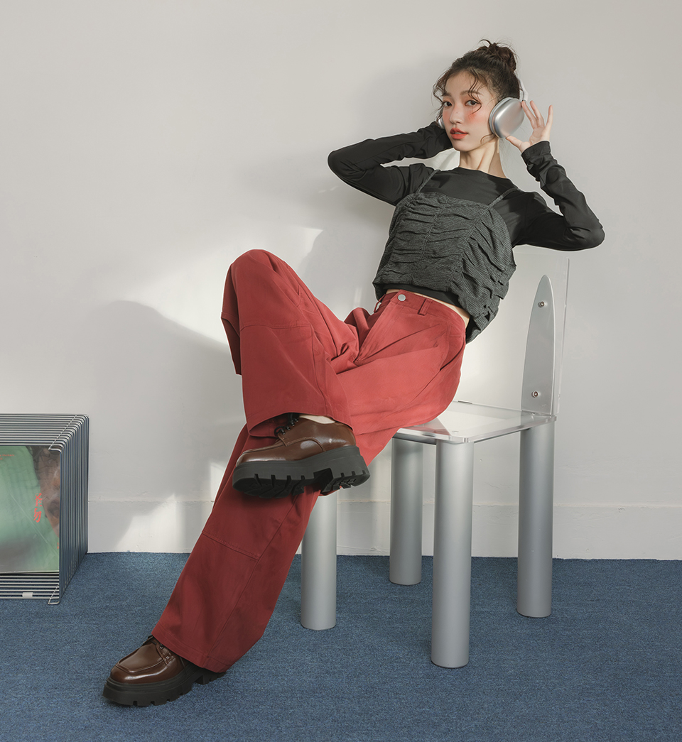 D+AF 霸總風格方頭厚底鋸齒德比鞋穿搭示範，經典德比鞋結合厚底設計，修飾比例又好走，通勤上班與日常穿搭都適合的韓系時髦女鞋推薦。