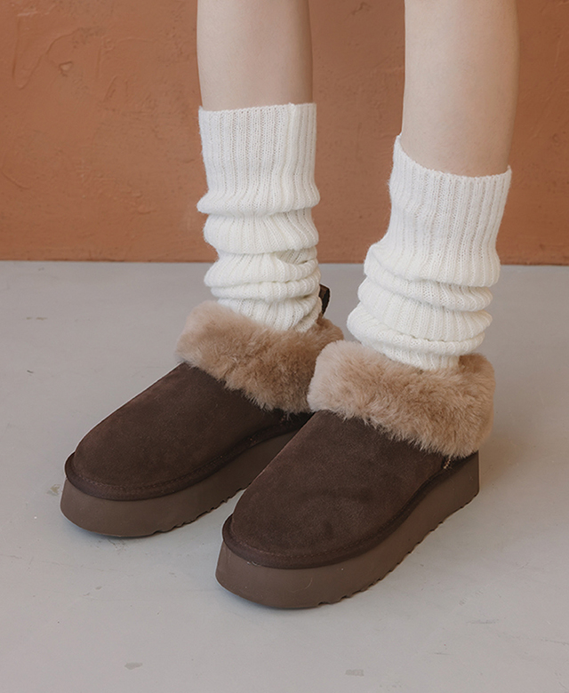 D+AF 本週新品女鞋登場，毛茸茸真皮雪靴，冬天保暖首選真皮雪靴，泡芙感厚底翻毛設計柔軟包覆、穿著暖又輕，適合寒流與過年返鄉走春，舒適好穿不踩雷，冬天就選 D+AF 暖著走。