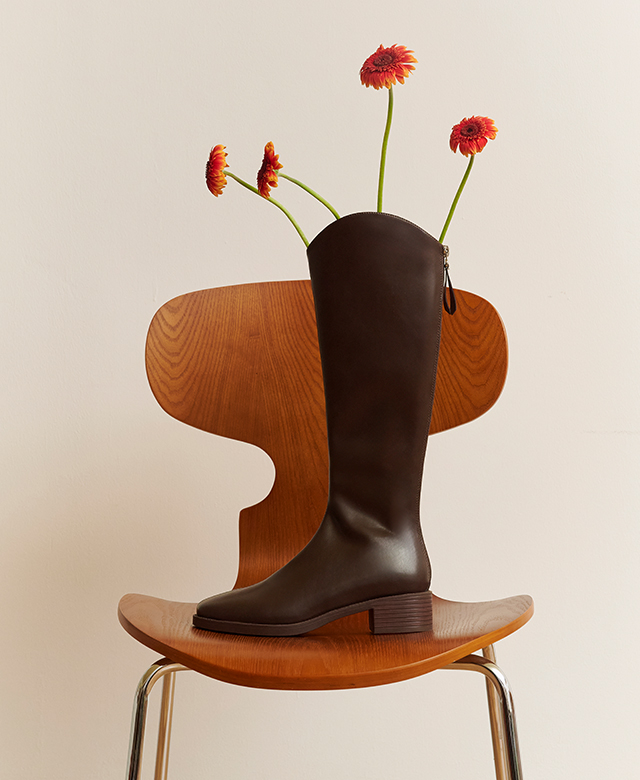 D+AF大尺碼女鞋 熱銷補貨女靴 韓系冬季長靴穿搭推薦，小V口方頭瘦瘦長靴拉長比例、修飾小腿線條，顯瘦又有氣場，過年聚會與上班穿搭都合適，現在就入手一雙時髦過冬。