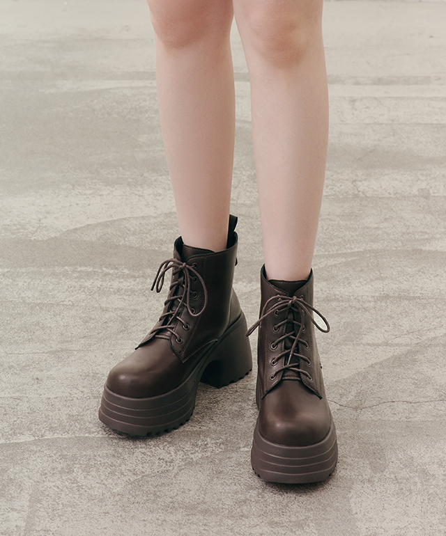 D+AF 演唱會必備！冬季顯瘦增高女靴穿搭示範，舞力全開增高加厚底綁帶短靴拉長比例、穩定好走，日常逛街到過年走春都百搭，好穿一直穿，現在就選一雙。