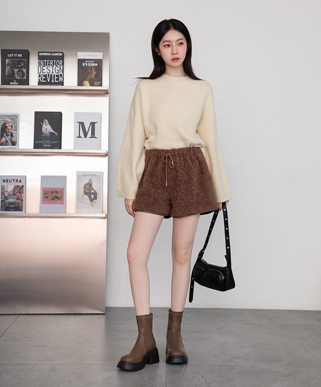 D+AF 冬天過年必備女靴，美腿濾鏡輕量加厚底瘦瘦短靴修飾腿型、顯瘦不厚重，走一整天也不累，過年穿搭就靠它，穿上 D+AF 美得毫不費力。