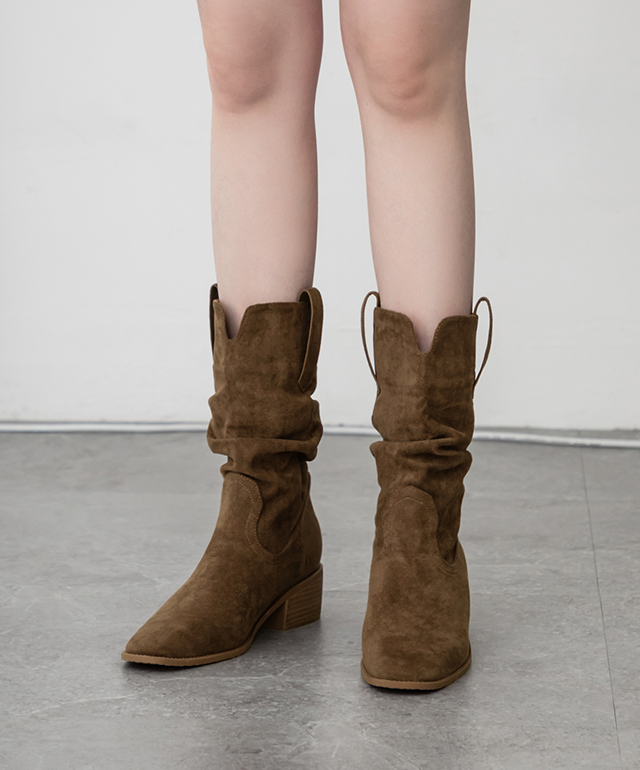 D+AF 韓系冬季女靴穿搭，美拉德 V 口內增高西部堆堆靴修腿顯高、風格率性，從日常到農曆新年聚會都好搭，時髦一穿到位，現在就入手。