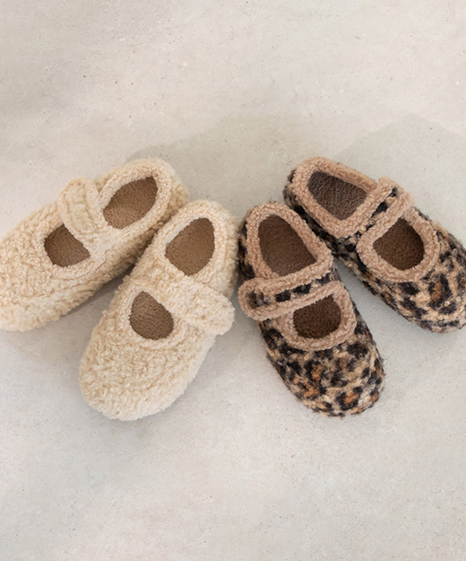 D+AF 本週新品女鞋登場，D+AF 可愛萌系內增高毛毛瑪莉珍鞋實拍，柔軟毛毛包覆保暖又顯高，冬天過年穿搭可愛加分，甜美又好走，輕鬆穿出節日氛圍，立刻挑一雙，冬天就選 D+AF 暖著走。