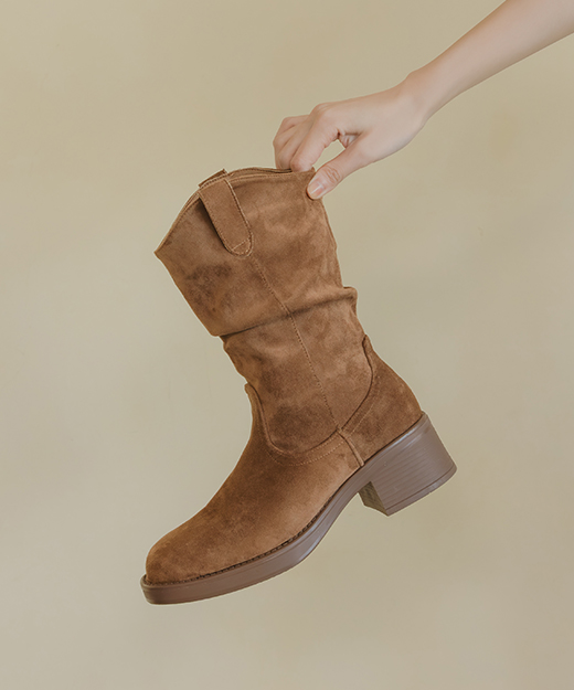 D+AF 大尺碼女鞋推薦　嬉皮小 V 口抓皺西部堆堆靴近拍展示，自然堆皺修飾腿型，復古西部風格打造隨性時髦感，適合冬天與新年穿搭，好穿一直穿，立即加入鞋櫃。