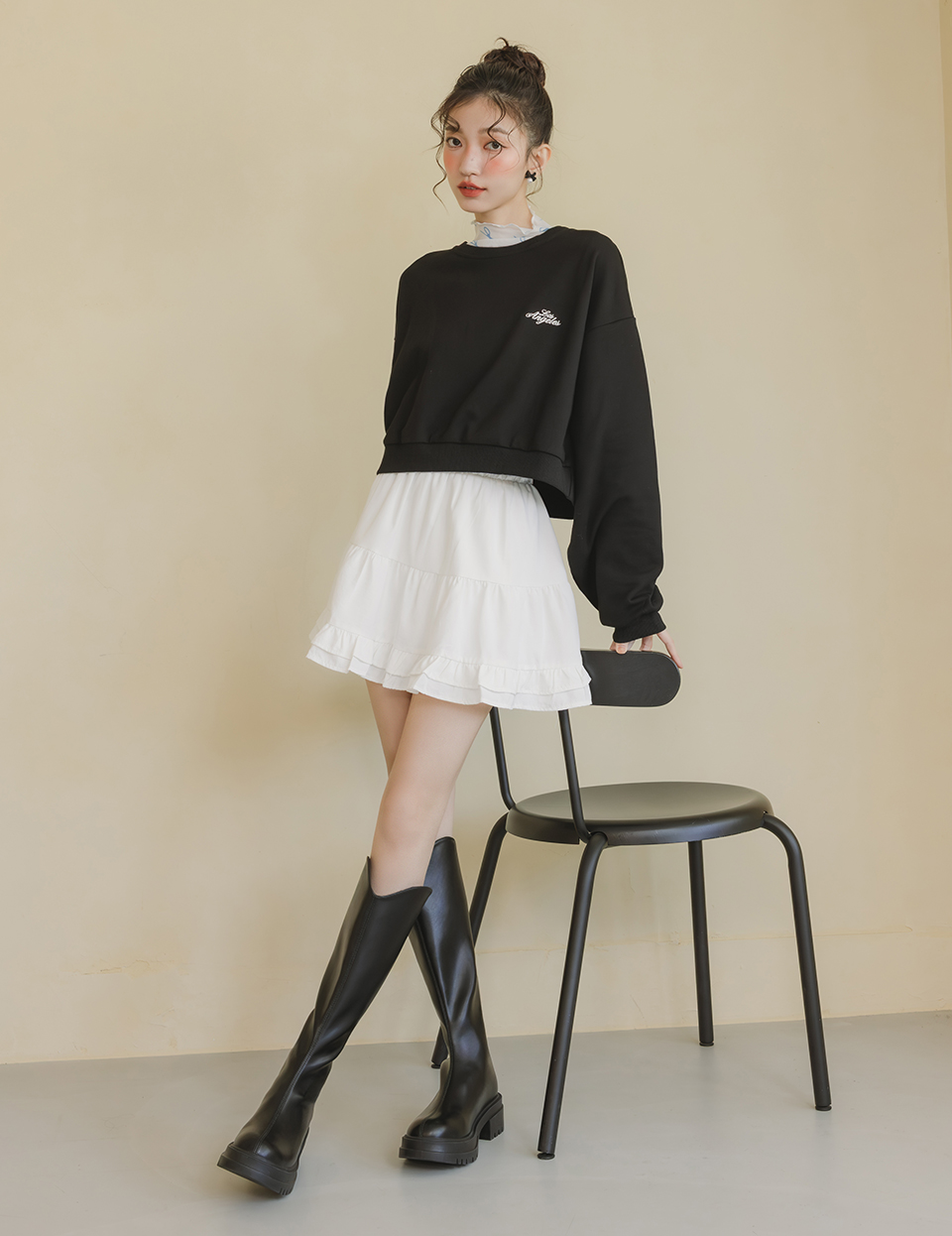 D+AF 冬季顯瘦女靴穿搭主視覺，美圖 V 口輕量厚底瘦瘦長靴修飾腿型、拉長比例，搭配人氣瘦瘦短靴與方頭低跟靴，日常上班到過年走春都好穿不累，好穿一直穿，現在就到 D+AF 挑一雙屬於妳的命定顯瘦靴。	D+AF 冬季百搭女靴推薦，安可返場輕量底素面瘦瘦短靴修飾腿型、輕盈好走，日常逛街到過年走春都合適，簡單穿就很顯瘦，好穿一直穿，現在就帶一雙回家。	D+AF 時髦指標方頭木紋跟切爾西短靴，木紋粗跟穩定好走，方頭修飾腳型，秋冬到過年穿搭一雙搞定，率性又有質感的必備女靴。現貨快速出貨