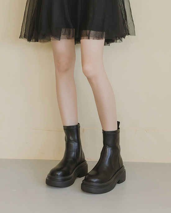 D+AF 冬季百搭女靴推薦，安可返場輕量底素面瘦瘦短靴修飾腿型、輕盈好走，日常逛街到過年走春都合適，簡單穿就很顯瘦，好穿一直穿，現在就帶一雙回家。