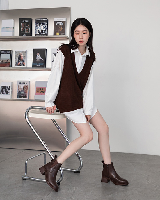 D+AF 時髦指標方頭木紋跟切爾西短靴，木紋粗跟穩定好走，方頭修飾腳型，秋冬到過年穿搭一雙搞定，率性又有質感的必備女靴。現貨快速出貨