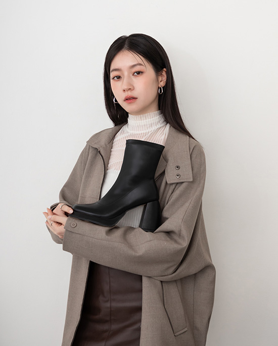 D+AF 女神降臨加厚水台高跟瘦瘦短靴，厚底水台拉長比例、修飾腿型不費力，顯高又好走，聚會約會與新年穿搭都能氣場全開。現貨快速出貨