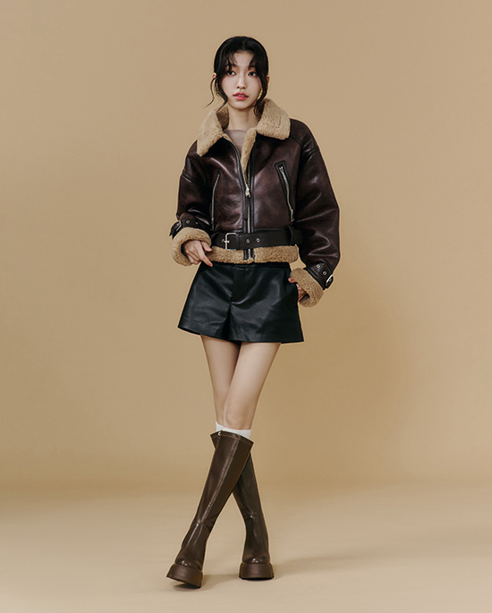 D+AF 冬季顯瘦增高女靴推薦，9.5cm 輕量厚底瘦瘦長靴拉長比例、氣場全開，演唱會久站也不累，過年聚會穿搭一次到位，美得毫不費力，立即入手。