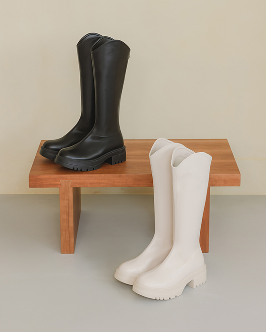 D+AF 冬天過年必備女靴，V 口素面中跟瘦瘦長靴修腿顯高、線條俐落，日常通勤到農曆新年穿搭都好搭，舒適好穿不費力，現在就挑一雙。