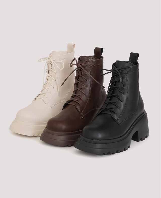 D+AF 35–43 大尺碼女鞋推薦，【Lisa 同款】女團風輕量厚底綁帶短靴近拍展示，穩定增高修飾比例、綁帶設計好走不累，演唱會、通勤到過年穿搭一雙搞定，時髦有型直接到位，現在就穿上 D+AF 出門。