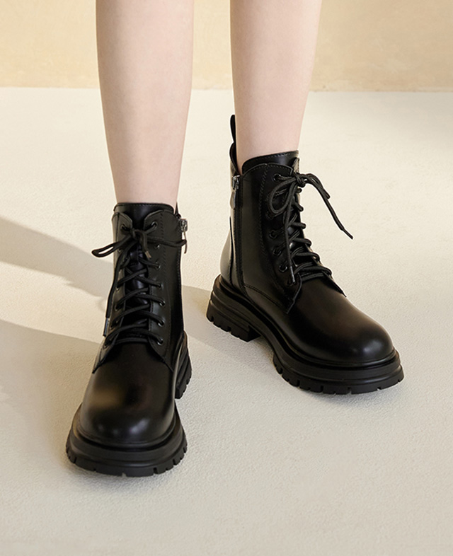 D+AF 熱銷補貨急速出貨女靴，帥氣攻略側 V 剪裁綁帶馬汀短靴穿搭示範，俐落剪裁顯瘦修腿、厚底穩定耐走，冬季到農曆新年穿搭都撐得住，好穿一直穿，立即加入鞋櫃。