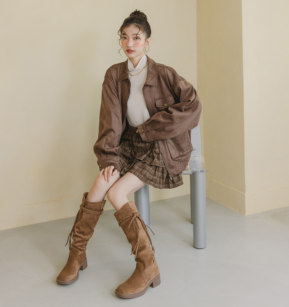 D+AF 冬季流行女靴推薦，沙漠游牧風流蘇 V 口西部長靴穿搭示範，修飾腿型顯高有型，復古時髦感一穿到位，過年聚會與日常都好搭，穿上 D+AF 美得毫不費力。