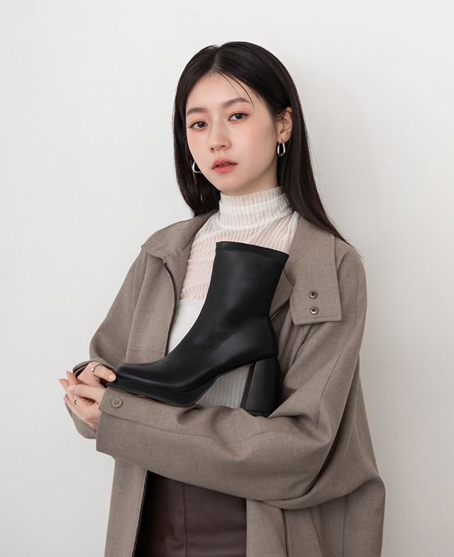 D+AF 女神降臨高跟短靴穿搭示範，加厚水台設計穩定好走、拉長比例顯瘦修腿，從約會到派對都氣場全開，美得毫不費力，現在就穿上出門。