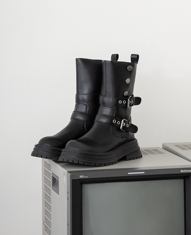 D+AF 復古騎士風女靴穿搭，釦環排釦機車短靴率性俐落、厚底顯高不笨重，日常逛街與冬季穿搭一雙搞定，時髦直接到位。
