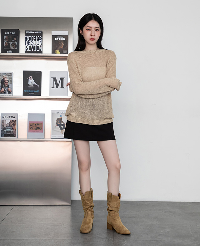 D+AF 美拉德風女靴穿搭示範，V 口內增高西部堆堆靴自然堆皺修飾腿型，顯高顯瘦又好走，冬天與新年聚會都好搭，現在就加入鞋櫃。