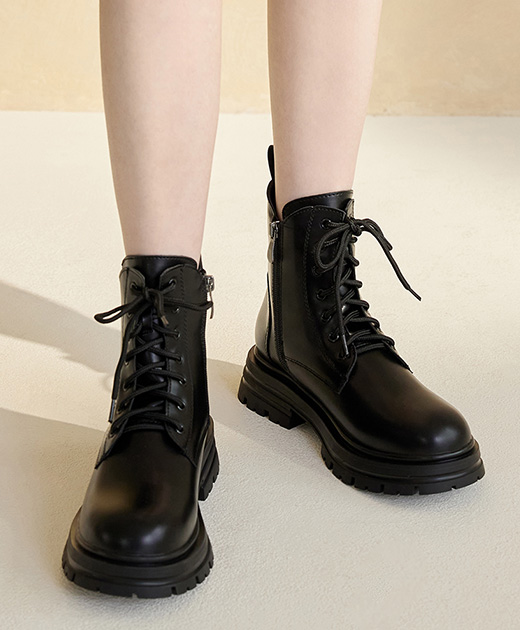 D+AF 熱銷排行榜女靴推薦，帥氣攻略側 V 剪裁綁帶馬汀短靴穿搭示範，修飾腿型顯瘦有型，厚底穩定好走，冬季到過年走春一雙搞定，立即加入鞋櫃。