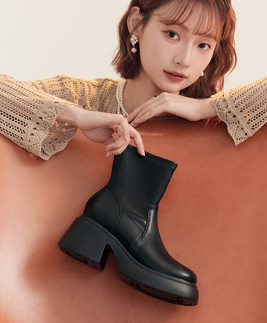 D+AF 35–43 大尺碼女鞋推薦，美腿濾鏡輕量加厚底瘦瘦短靴推薦，拉長比例顯瘦不厚重，走一整天也不累，冬天與新年穿搭都好搭，現在就選一雙。