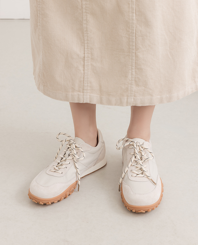 D+AF 早春質感休閒鞋穿搭示範，絲絨磨砂皮搭配極細纖維皮，絲滑親膚內裡與精製工藝革打造 Q 軟彈腳感，日常通勤與假日外出都好走又有型。