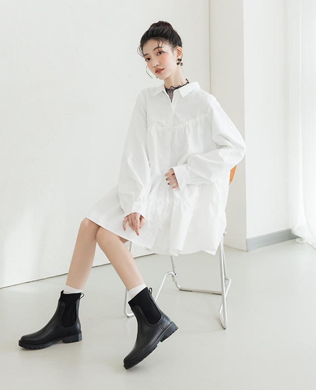 D+AF 切爾西短筒雨靴實拍，俐落靴型結合防水機能與穩定鞋底設計，雨天也能維持修飾比例與時髦感，春季雨季穿搭必備女鞋。