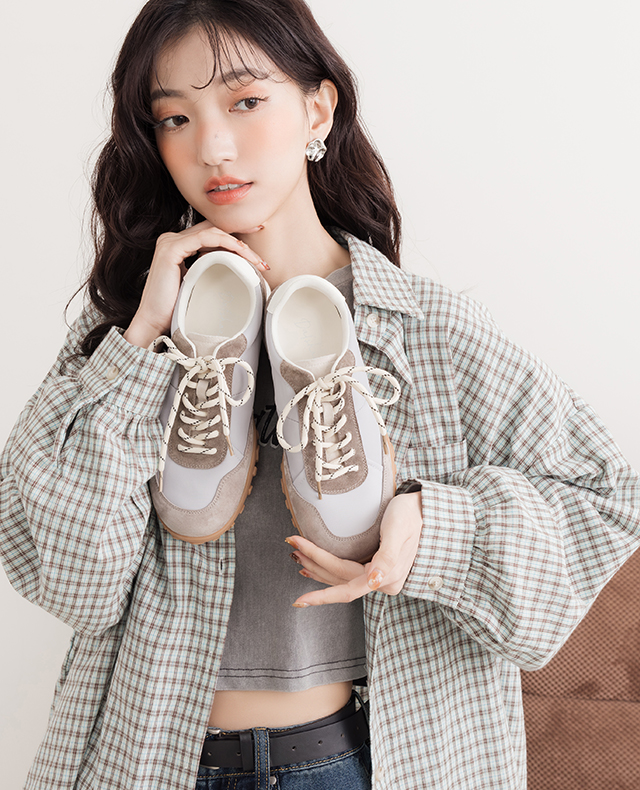 D+AF 早春新款休閒德訓鞋穿搭，絲絨磨砂皮與極細纖維皮拼接，絲滑親膚內裡搭配精製工藝革，Q 軟彈腳感支撐久走，打造清新早春日常風格。