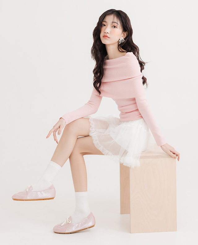 D+AF 春季配色休閒德訓鞋穿搭示範，絲絨磨砂皮結合極細纖維皮與呼吸感頭層真皮，輕盈好走又不悶腳，輕鬆搭出春天感休閒時尚。