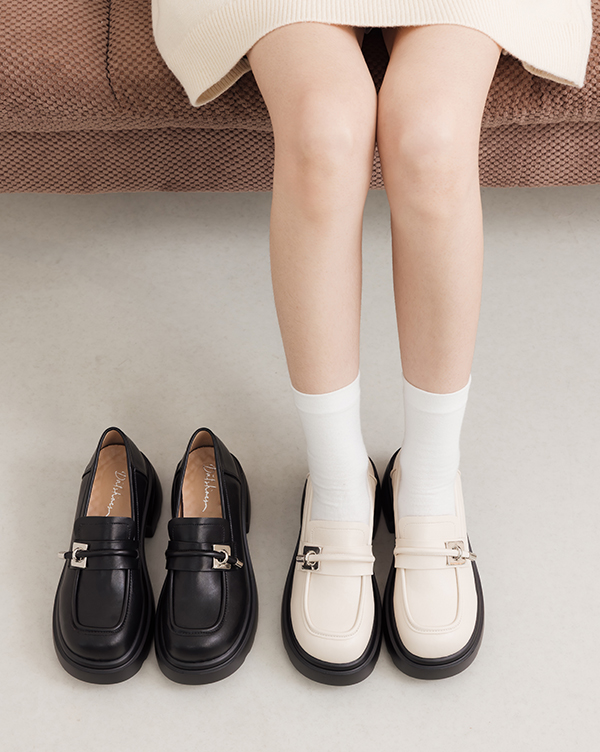 D+AF 本週最新上架女鞋：全日舒適小方塊厚底樂福鞋清新登場。早春通勤與春季穿搭都合適，搭配白襪打造韓系時髦感，輕量好走不累，美得毫不費力，現在就入手。