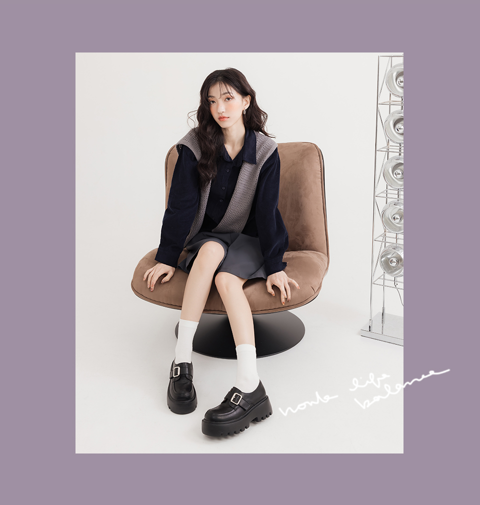 D+AF 春季通勤穿搭推薦：海拔進化超輕感厚底增高樂福鞋。搭配白襪展現韓系學院風，增高顯瘦卻不笨重，走一整天也舒適，打造毫不費力的精緻感。