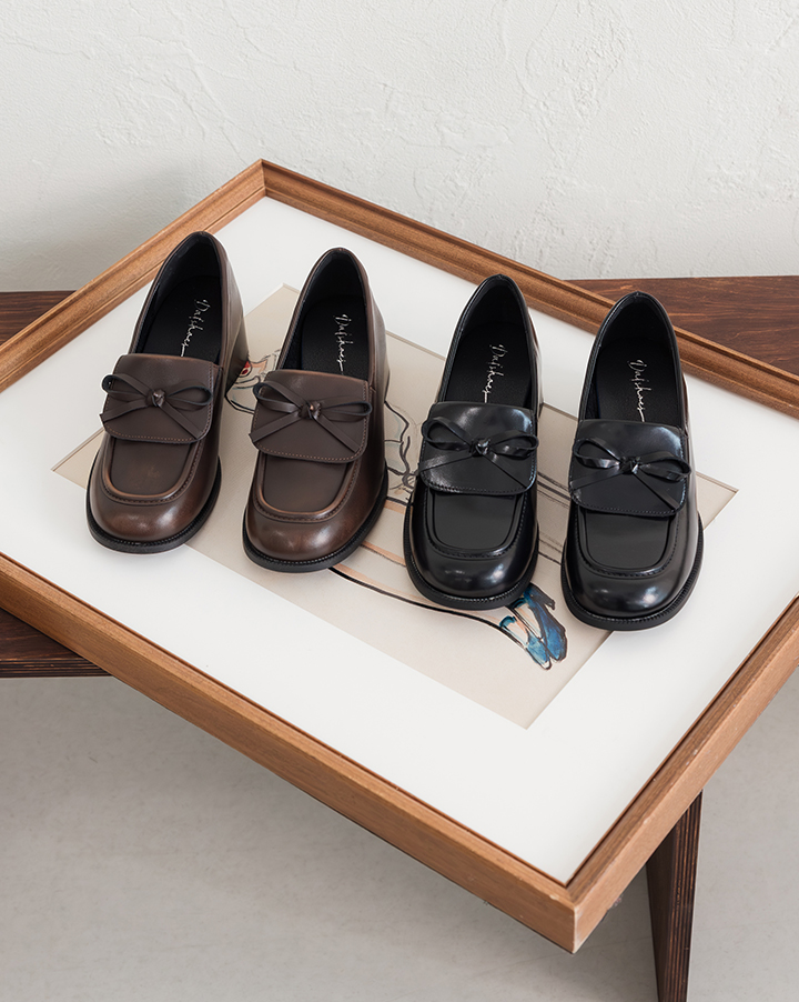 D+AF 春季約會通勤推薦：校花指定小蝴蝶結中跟樂福鞋。微甜不幼稚的精緻設計，中跟自然拉長比例，誰穿誰顯瘦，美得毫不費力的時髦通勤鞋。