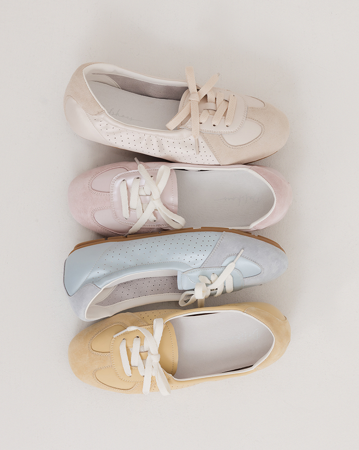 D+AF 春季出遊百搭球鞋：粉彩系列真皮綁帶淺口休閒鞋。嚴選柔軟真皮打造輕甜仙女色，淺口設計修飾腳型更顯俐落，舒適好走不累，美得毫不費力。