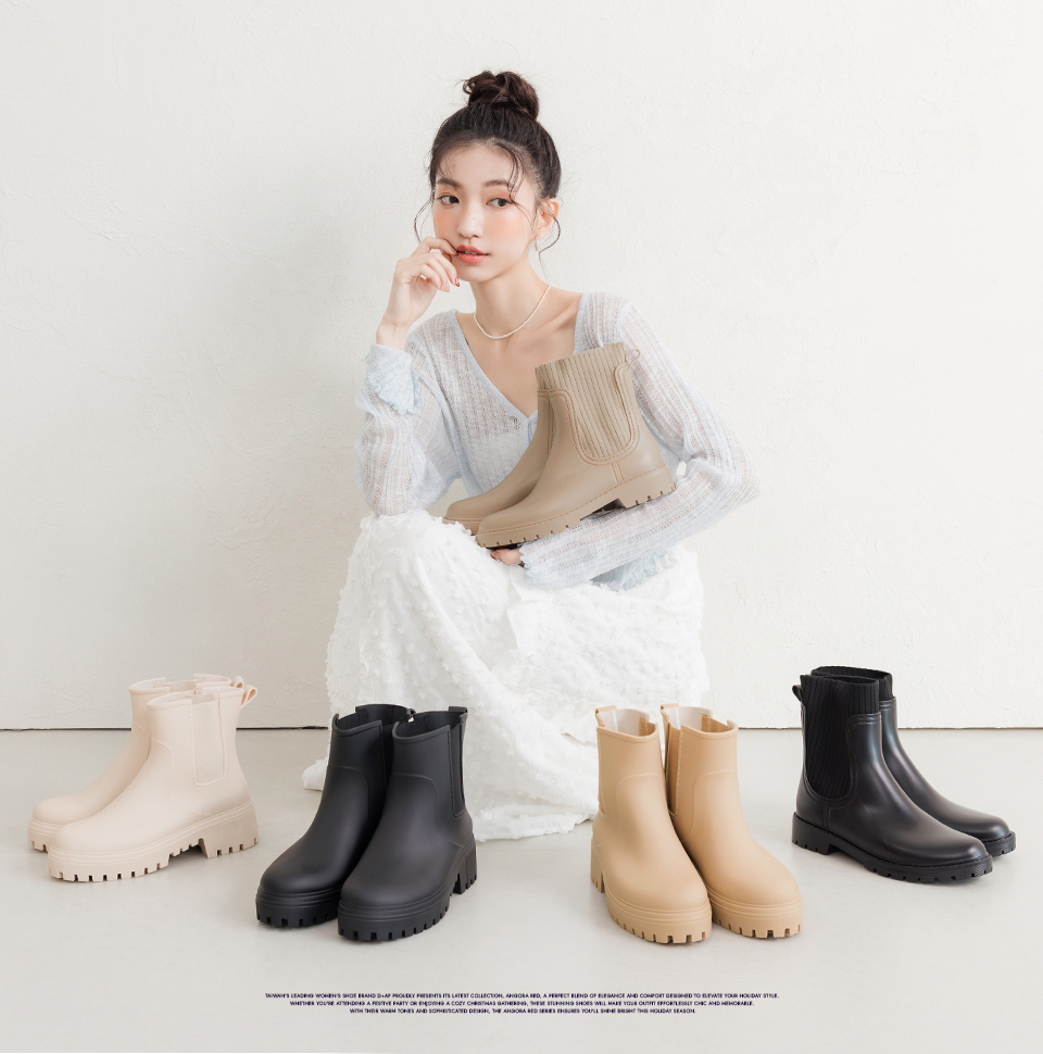 D+AF 梅雨季穿搭推薦：機能鞋墊鬆緊拼接內增高切爾西雨靴。雨天出門也能保持精緻時髦，內增高設計自然拉長腿部比例，誰穿誰顯瘦，百搭好穿一直穿。