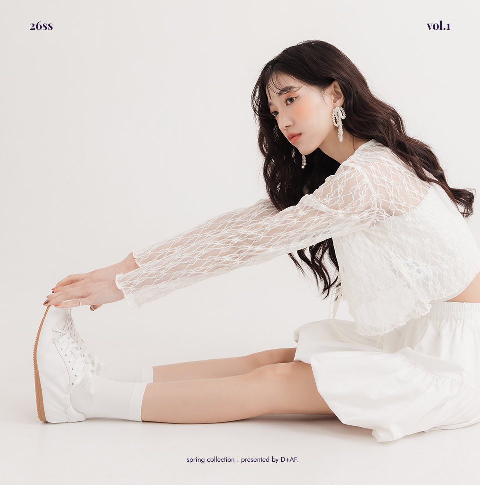 D+AF 26SS 開工穿搭推薦：絲絨光感綁帶芭蕾風休閒鞋。韓系輕運動時尚首選，柔軟絲緞布料打造精緻仙女氣質，通勤約會好穿好走，美得毫不費力。