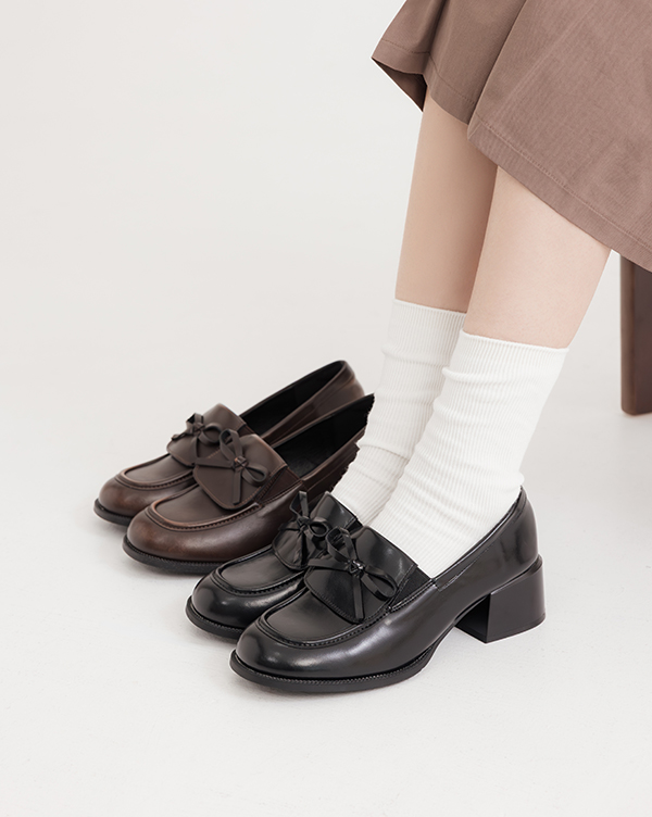 D+AF 春季約會通勤鞋款：校花指定小蝴蝶結中跟樂福鞋。微甜氣質設計搭配白襪，中跟自然拉長比例，誰穿誰顯瘦，美得毫不費力的時髦神鞋。