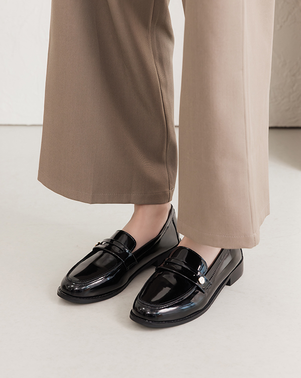 D+AF 春夏必收百搭命定款：日常好搭4D釋壓平底樂福鞋。極簡工藝打造輕盈體感，一秒套上就時髦，舒適好走好穿一直穿，美得毫不費力。