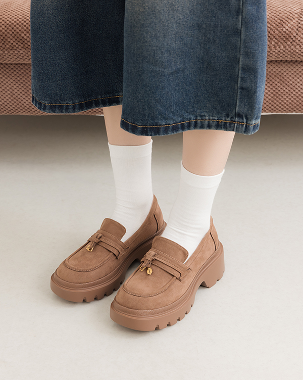 D+AF 顯瘦厚底鞋推薦：文創美感按摩鞋墊厚底樂福鞋。輕量厚底修飾腿型更顯瘦，豆豆鞋墊減壓舒適，誰穿誰顯瘦，好穿一直穿的百搭神鞋。