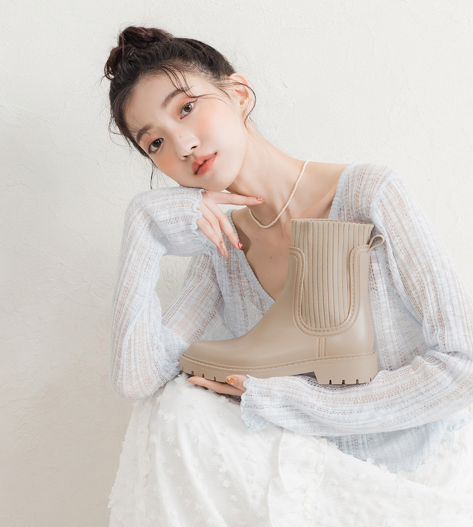 D+AF【機能鞋墊】針織拼接切爾西短筒雨靴，防水短筒雨靴結合機能鞋墊設計，雨季穿搭也能保持時尚感，2026 春夏女鞋與春季通勤鞋推薦。