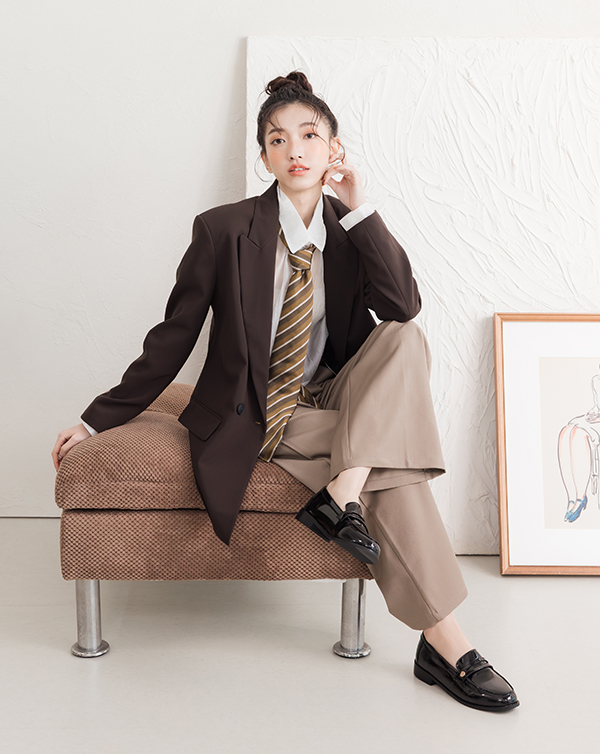 D+AF 日常好搭4D釋壓平底樂福鞋，舒適減壓腳感打造輕盈步伐，春季通勤與休閒穿搭推薦女鞋。