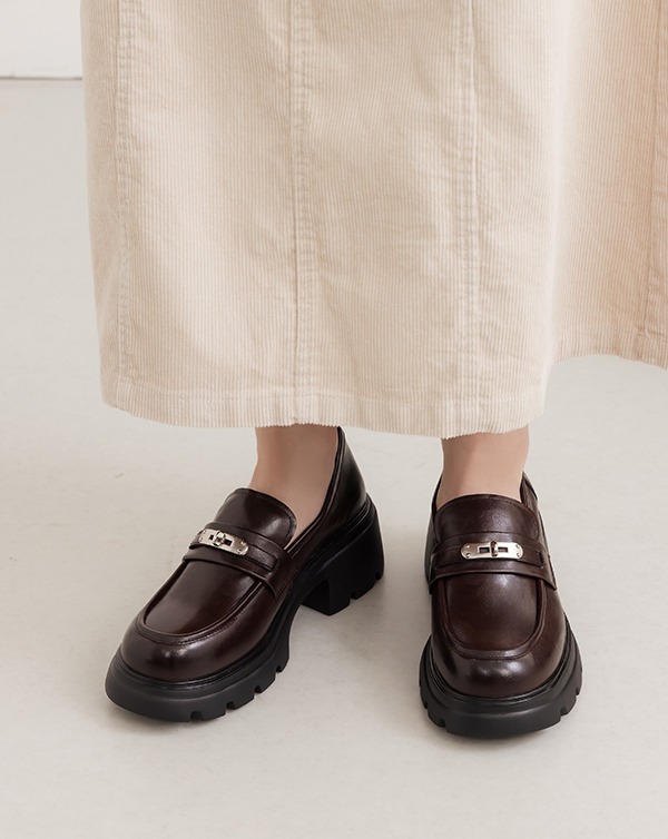 D+AF【真皮系列】金屬鎖釦輕量底樂福鞋，輕量厚底設計修飾比例，百搭通勤真皮樂福鞋，2026春夏流行女鞋與春季穿搭推薦。