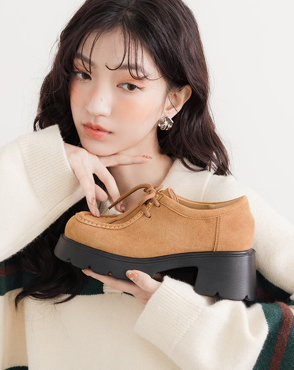 D+AF 時光印記厚底輕量袋鼠鞋，復古厚底設計打造修飾比例，舒適好走的春季休閒鞋與2026春夏流行女鞋推薦。