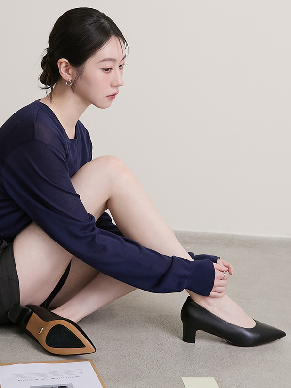 D+AF 4.5CM 雙重雲彈科技全能高跟鞋。黑色全真皮款特寫，展示粗跟穩定腳感。結合運動鞋級緩震科技與人體工學撐托，主打可以奔跑的高跟鞋，完美應對久站與日常穿搭需求。懂你的腳，立即入手這雙穩健舒適的中跟鞋！