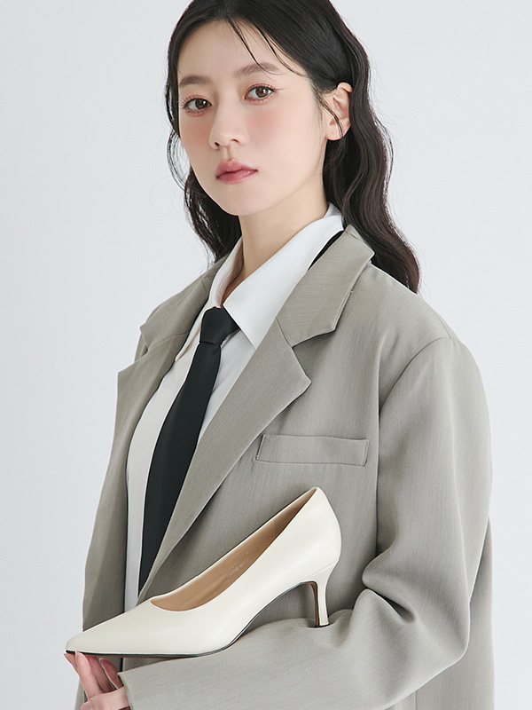 D+AF 6.5CM 雙重雲彈科技全能高跟鞋。米白色尖頭高跟鞋搭配西裝外套，演繹專業職場氣場。搭載雙重雲彈科技與全能氣墊，主打「可以奔跑的高跟鞋」極致舒適。懂你的腳，天天都想穿，立即入手修飾比例的命定高跟鞋！
