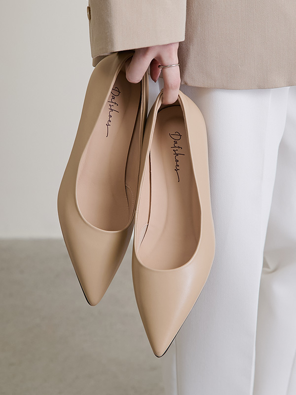 D+AF 3.5CM 雙重雲彈科技全能高跟鞋。全真皮尖頭真皮高跟鞋，展現輕盈質感。主打「可以奔跑的高跟鞋」，結合低跟穩定度與全能氣墊緩震。懂你的腳，天天都想穿，立即入手最適合通勤久站的舒適低跟鞋首選！