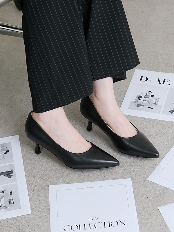 D+AF 5CM 雙重雲彈科技全能高跟鞋。特寫黑色尖頭真皮高跟鞋搭配條紋西裝褲，完美示範俐落職場穿搭。搭載雙重雲彈科技 五合一全能鞋墊，可以奔跑的高跟鞋，解決通勤腳痠痛點。懂你的腳，立即體驗 5 公分黃金高度的無痛腳感！