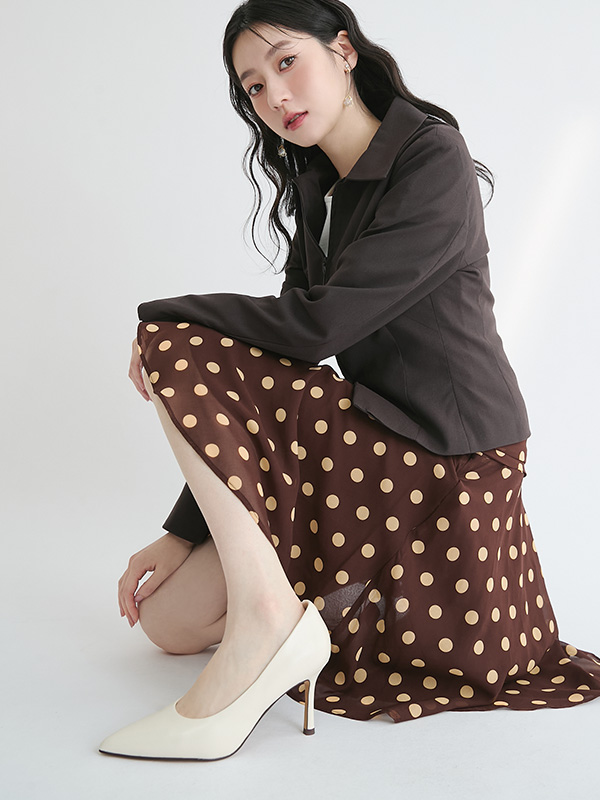 D+AF 8CM 雙重雲彈科技全能高跟鞋。全真皮米白色尖頭高跟鞋搭配點點裙，展現顯腿長的高挑比例與優雅氣質。主打「可以奔跑的高跟鞋」與雙重雲彈科技，兼具修飾度與舒適緩震。懂你的腳，立即入手氣場十足的命定高跟鞋！