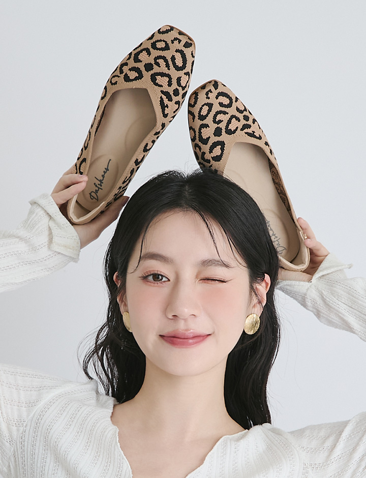 D+AF 3D零感雲織鞋：豹紋方頭娃娃鞋。柔軟針織材質打造零磨腳體感，時髦豹紋軟底平底鞋，日常穿搭誰穿誰顯瘦，美得毫不費力。