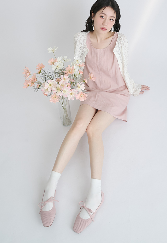 D+AF 3D零感雲織鞋：粉色綁帶方頭瑪莉珍鞋穿搭。多帶式繞踝設計修飾腳型更顯瘦，透氣雲織材質，可機洗好整理，好穿一直穿。