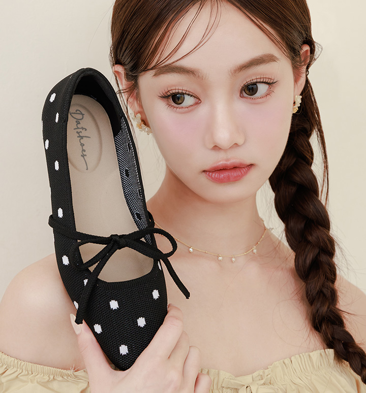 D+AF 春夏新品推薦：NEW 黑白波點綁帶方頭瑪莉珍鞋。3D零感雲織鞋打造透氣輕盈腳感，復古波點針織平底鞋時髦百搭。無痛解鎖輕盈步伐，穿出妳的精緻日常。
