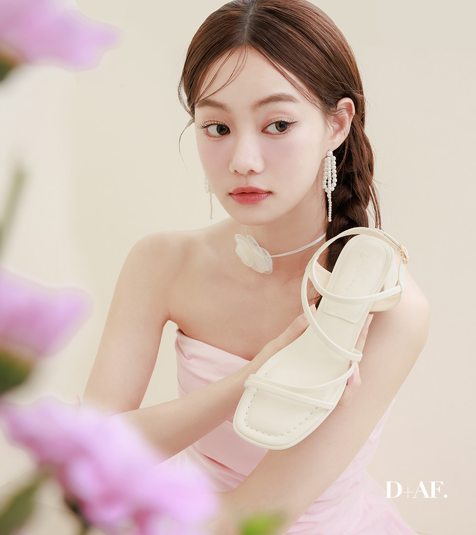 D+AF 26SS 春夏涼鞋推薦：彩虹泡泡糖．泡芙軟墊細帶高跟涼鞋。質感細帶設計修飾腳背更顯白，獨家泡芙軟墊減壓舒適不累腳。一秒解鎖超模比例，穿出妳的精緻日常。