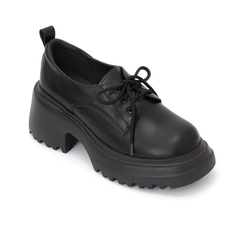 D+AF 26SS 春夏單品推薦：初戀系少女輕量厚底德比鞋。梨形女孩的增高顯瘦救星，極致比例厚底設計自然延伸腳踝線條。輕鬆穿出慵懶鬆弛感，無死角修飾完美腿型。